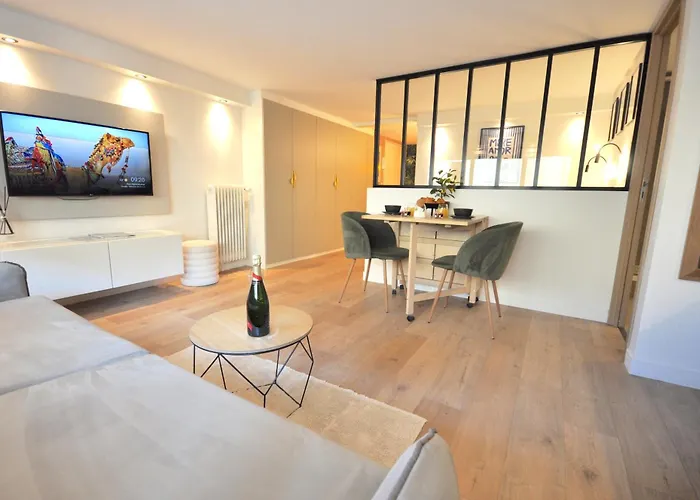 Monaco # Menton - 4 Persons - Hypercenter - Beach And Sun - Private Parking - Clim - Full Renovated - Fast Wifi